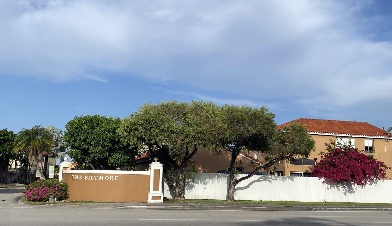 El letrero de entrada de The Biltmore at Coral Lakes