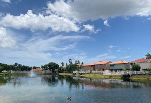 Un lago y una fuente dentro de Coral Lakes