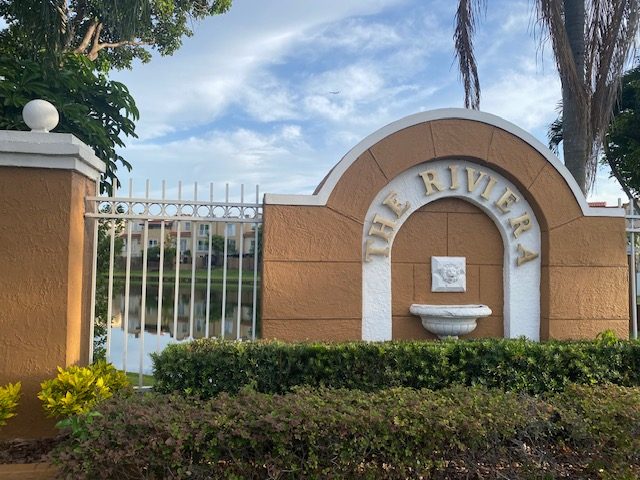 El monumento de entrada de The Riviera at Coral Lakes