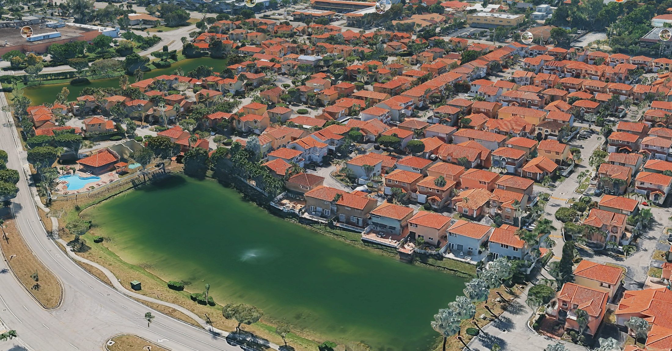 Vista aérea de la comunidad de Coral Lakes y sus lagos