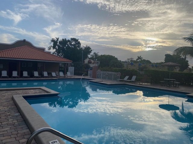 Una piscina comunitaria al atardecer