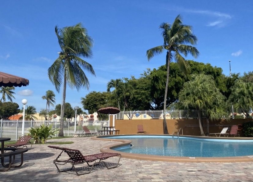Una piscina comunitaria y su terraza