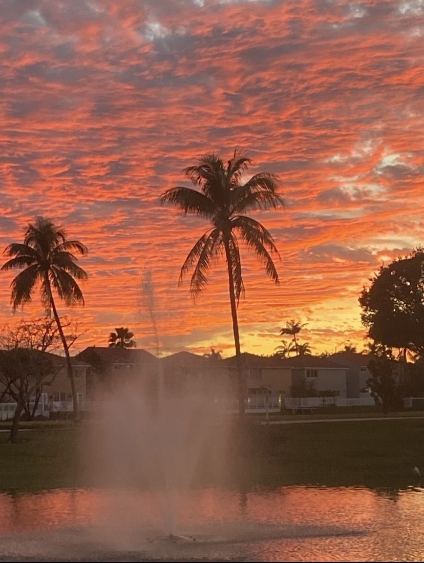 Atardecer sobre un lago y una fuente de Coral Lakes