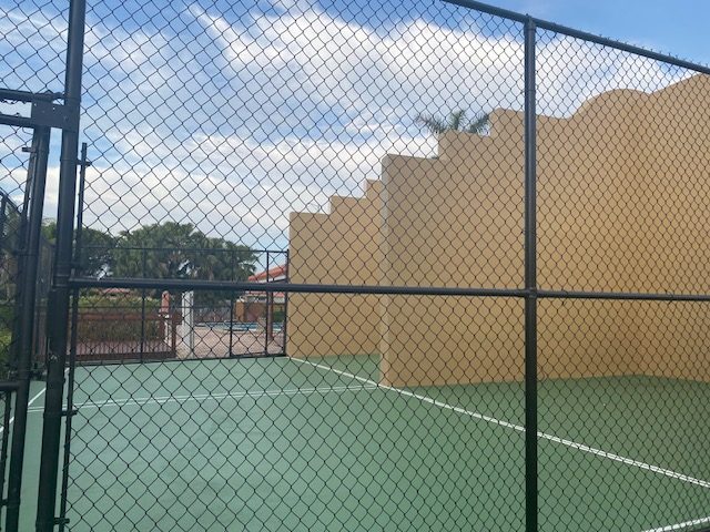 Una cancha de tenis comunitaria